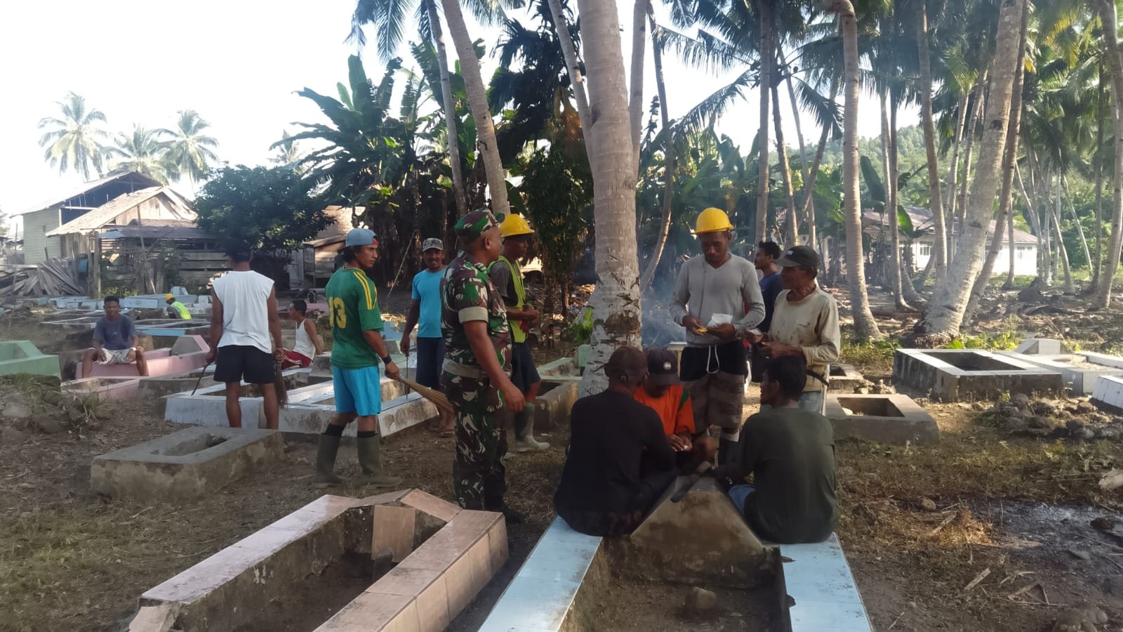 Laksanakan Giat Jum'at Bersih, Babinsa Dan Warga Kerja Bakti Bersihkan Lingkungan