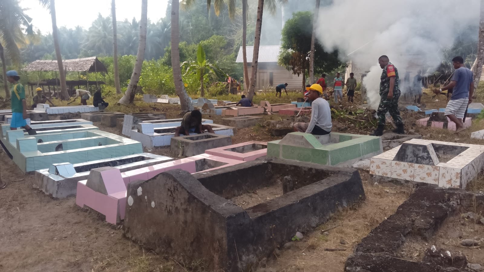 Laksanakan Giat Jum'at Bersih, Babinsa Dan Warga Kerja Bakti Bersihkan Lingkungan