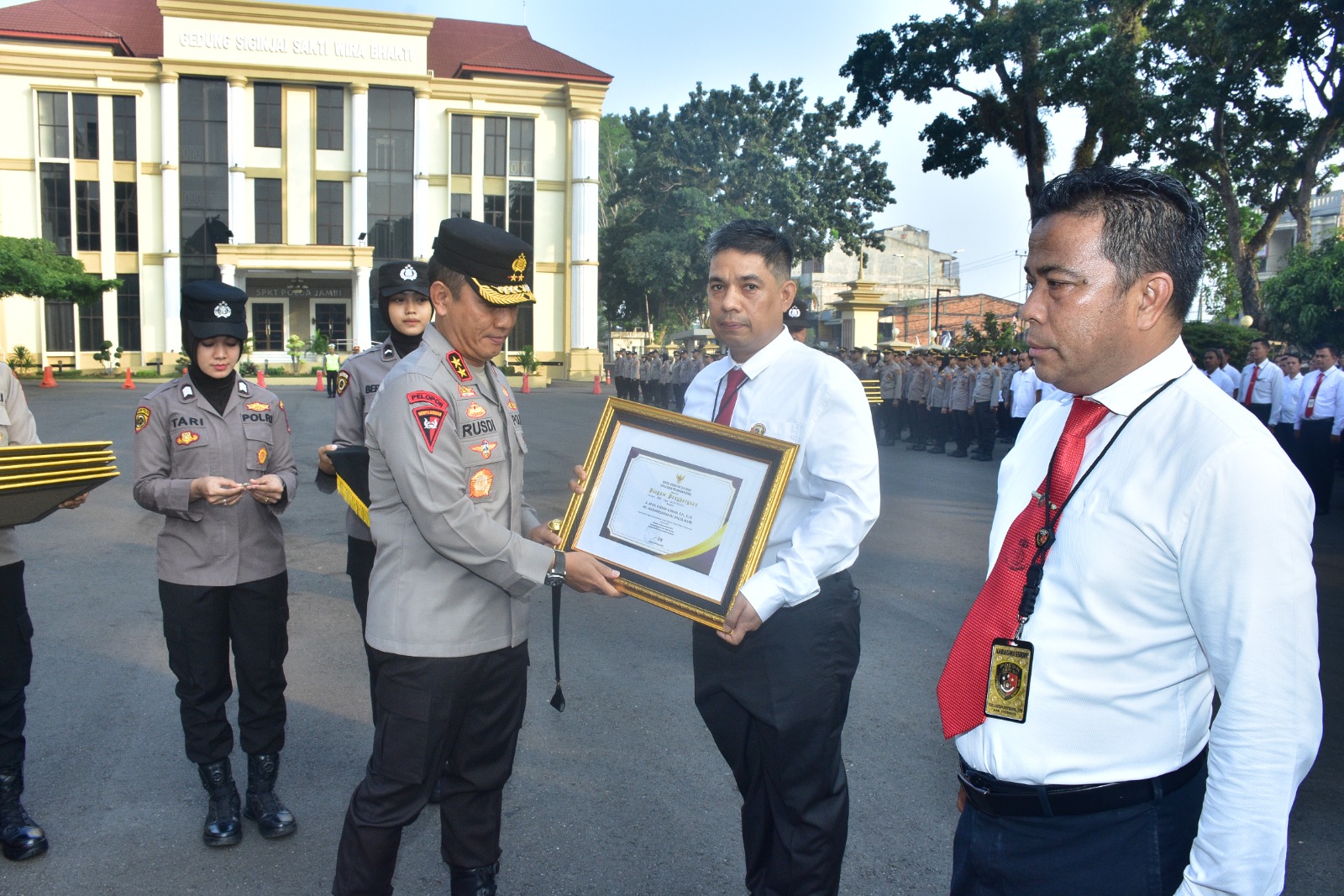 Kapolda Jambi Berikan Reward Kepada Personel Berprestasi " Terus Berbakti Untuk Negeri"