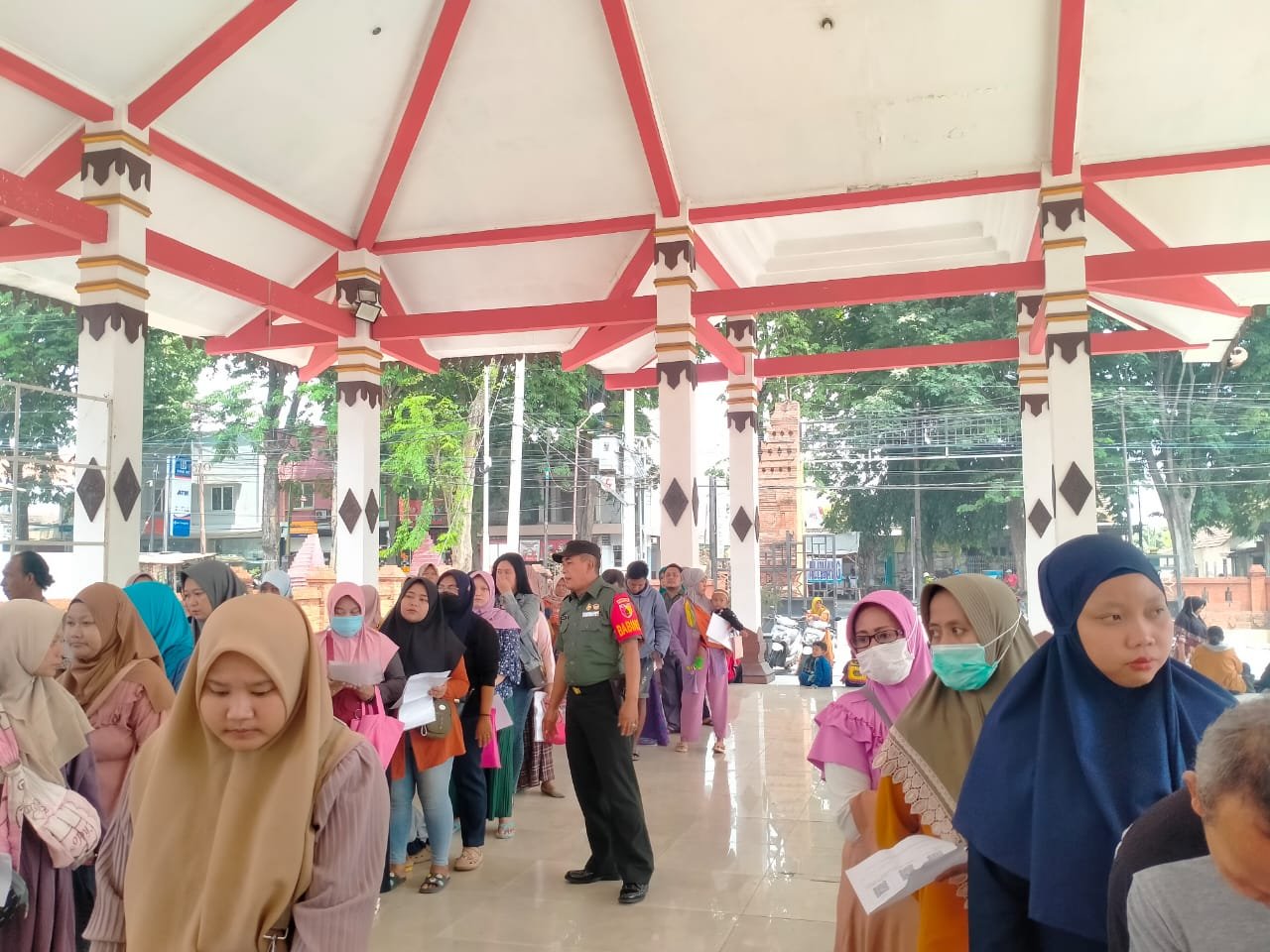 Upaya Pengentasan Stunting, Babinsa Dampingi Penyaluran Bantuan Bagi KRS