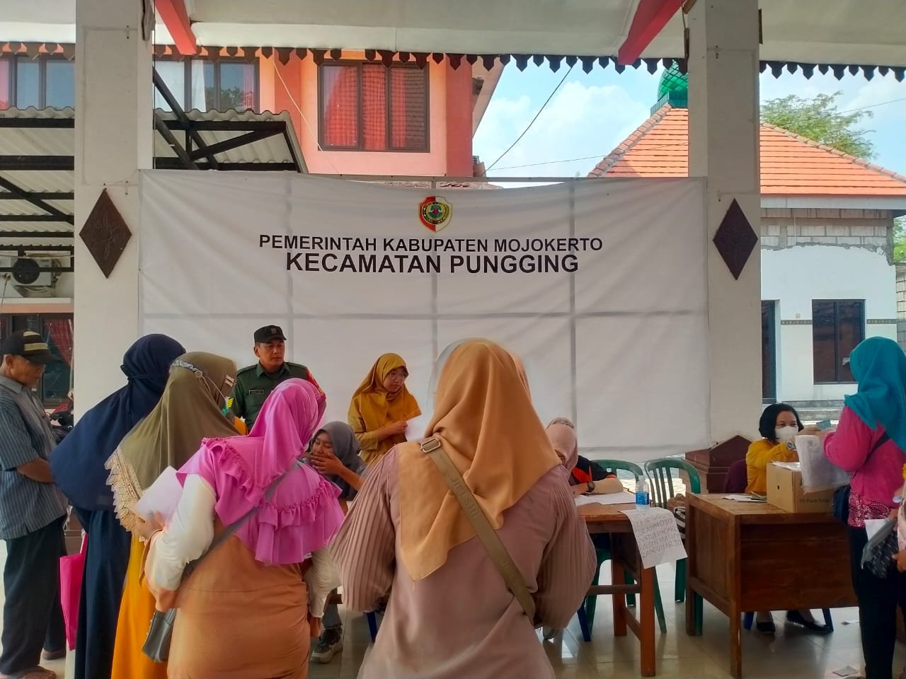 Upaya Pengentasan Stunting, Babinsa Dampingi Penyaluran Bantuan Bagi KRS