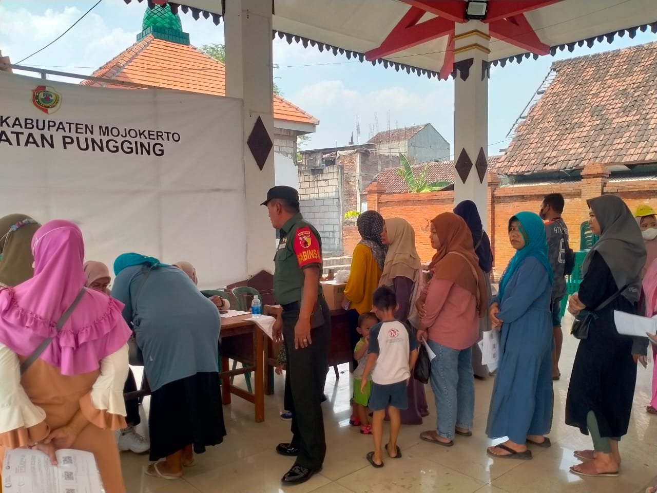 Upaya Pengentasan Stunting, Babinsa Dampingi Penyaluran Bantuan Bagi KRS