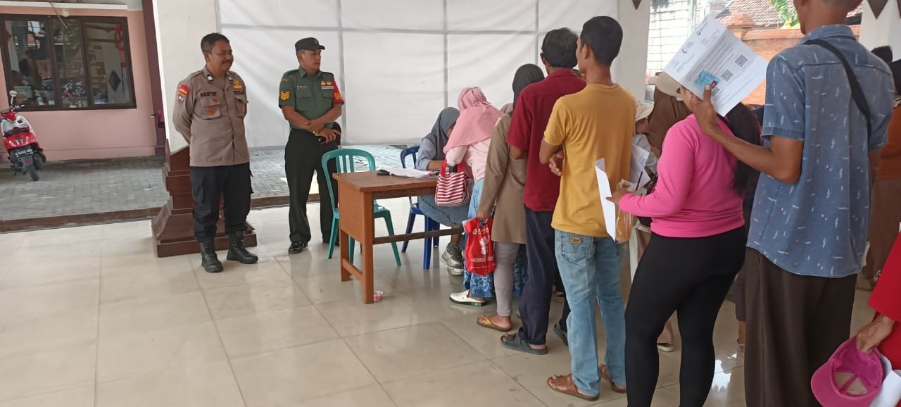 Upaya Pengentasan Stunting, Babinsa Dampingi Penyaluran Bantuan Bagi KRS