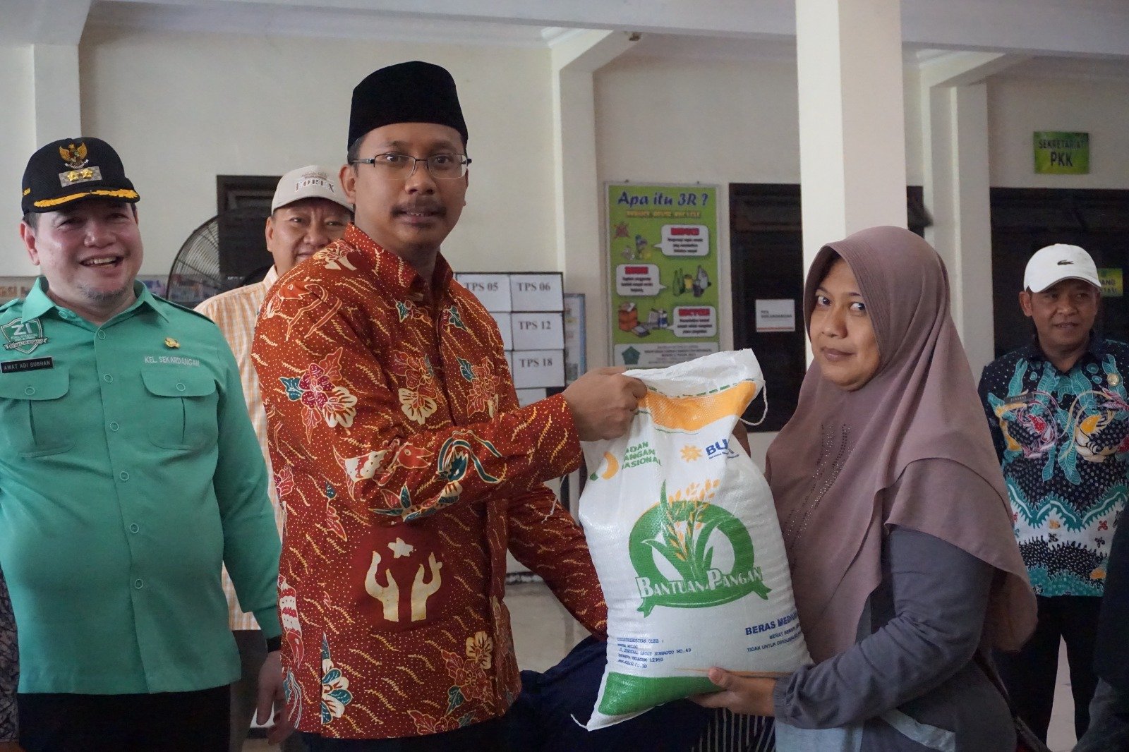 Bupati Sidoarjo Gus  Muhdlor Serahkan Bantuan Beras 10kg kepada 93.635 KPM