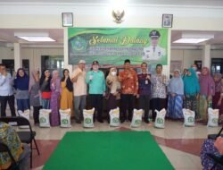 Bupati Sidoarjo Gus  Muhdlor Serahkan Bantuan Beras 10kg kepada 93.635 KPM