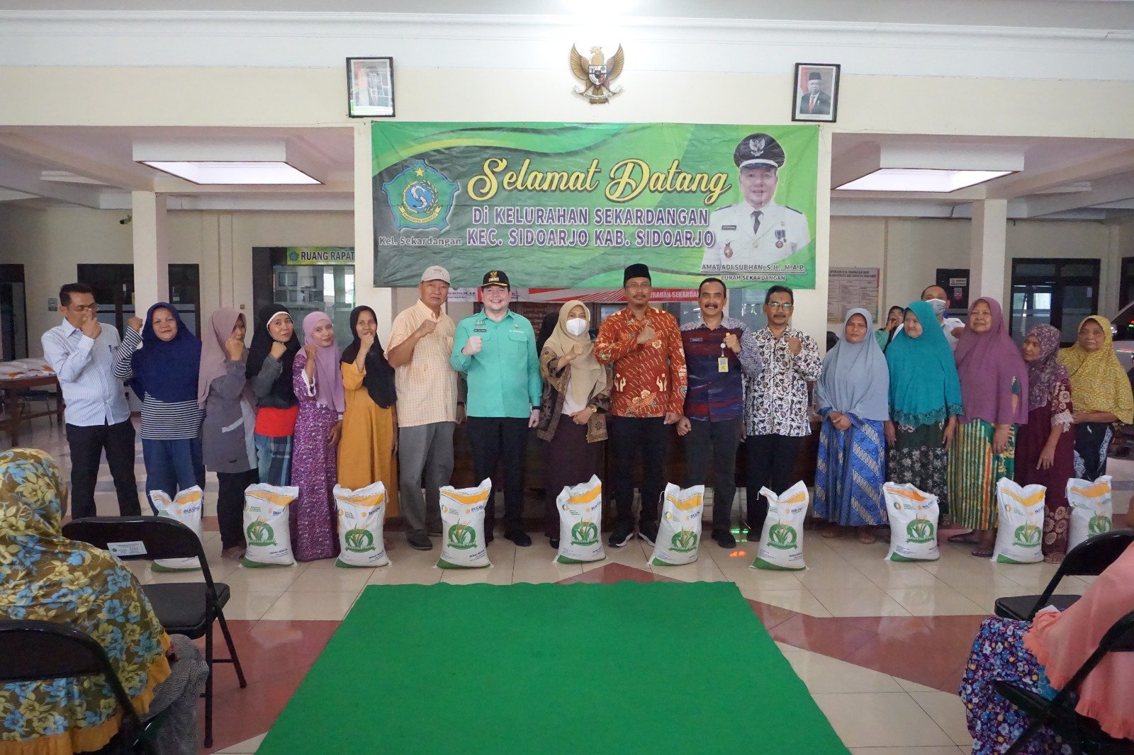 Bupati Sidoarjo Gus Muhdlor Serahkan Bantuan Beras 10kg kepada 93.635 KPM