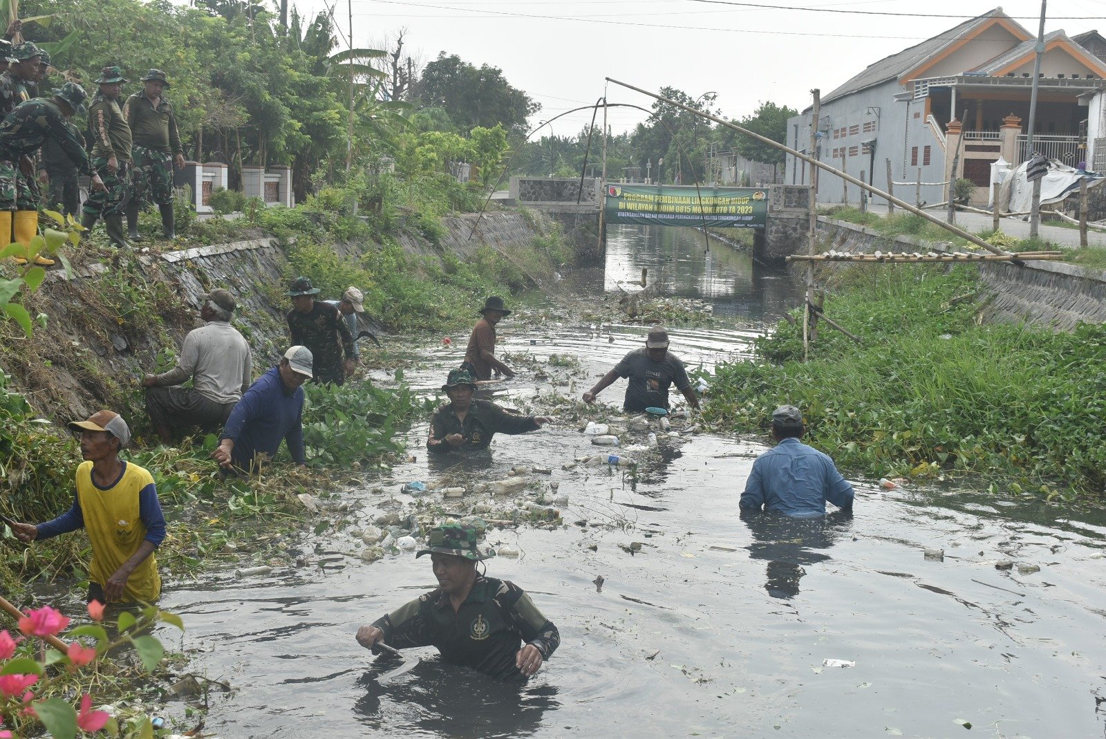 Mitigasi Bencana Banjir, Kodim 0815/Mojokerto Gelar Karya Bakti Di Sungai Avur