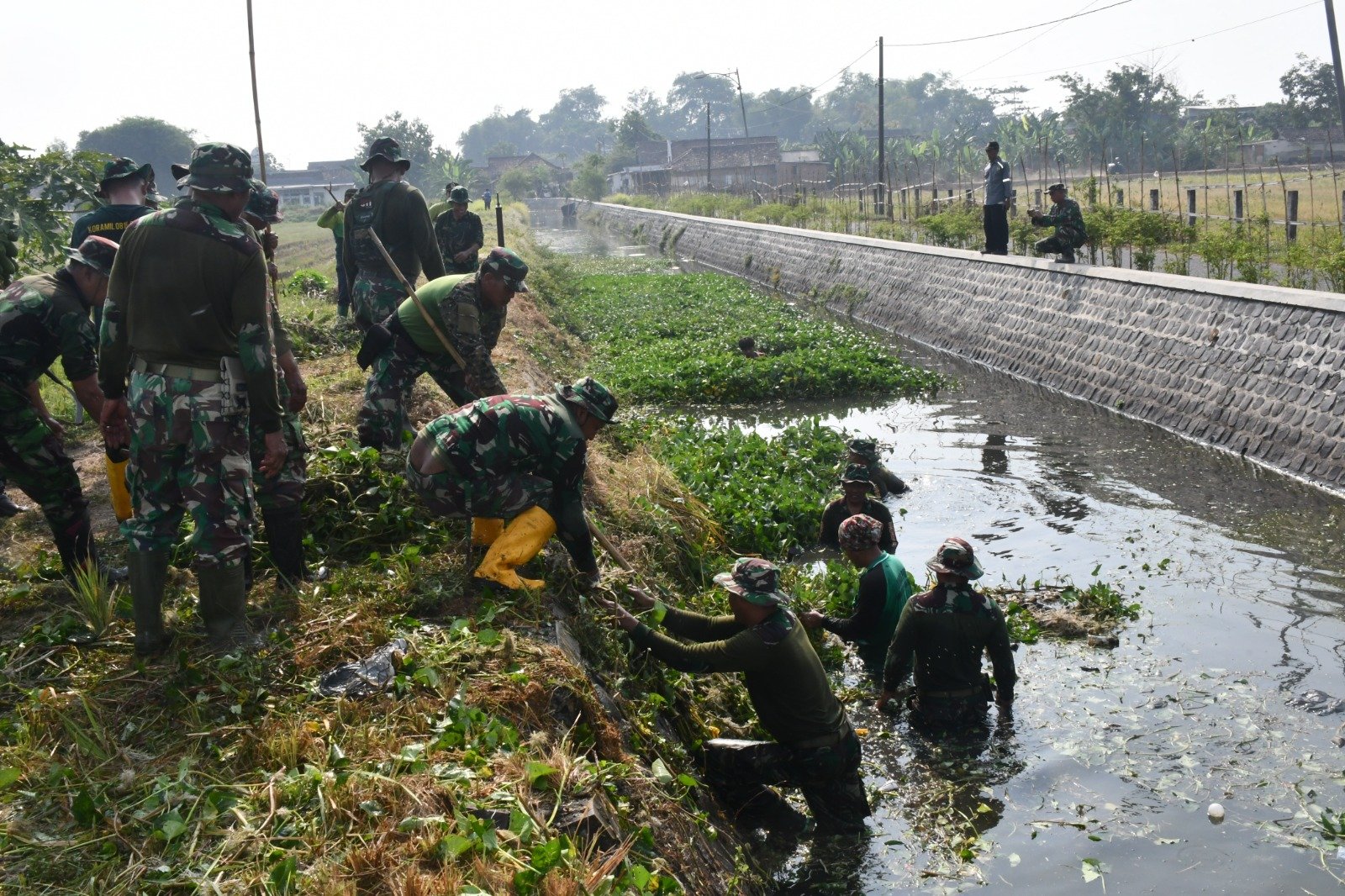 Mitigasi Bencana Banjir, Kodim 0815/Mojokerto Gelar Karya Bakti Di Sungai Avur
