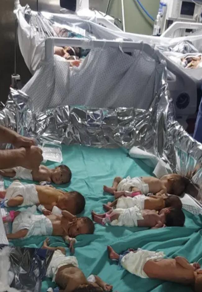Bayi prematur di Rumah Sakit Al Shifa Gaza dibaringkan di atas aluminium foil agar tetap hangat setelah inkubator mereka dimatikan karena listrik padam pada Minggu, 12 November 2023. (Medical Aids for Palestine)
