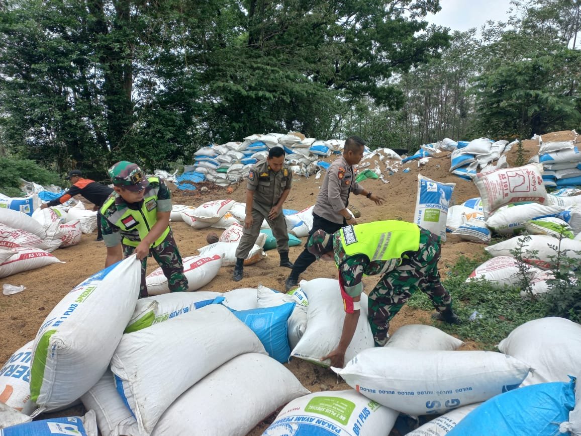 Minimalisir Kecelakaan, Koramil Pacet & Polsek Bareng Tim Relawan Pertebal Dinding Penyelamat Tikungan Gotean