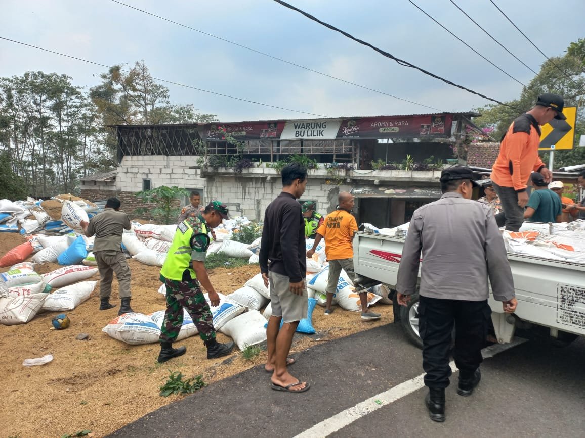 Minimalisir Kecelakaan, Koramil Pacet & Polsek Bareng Tim Relawan Pertebal Dinding Penyelamat Tikungan Gotean