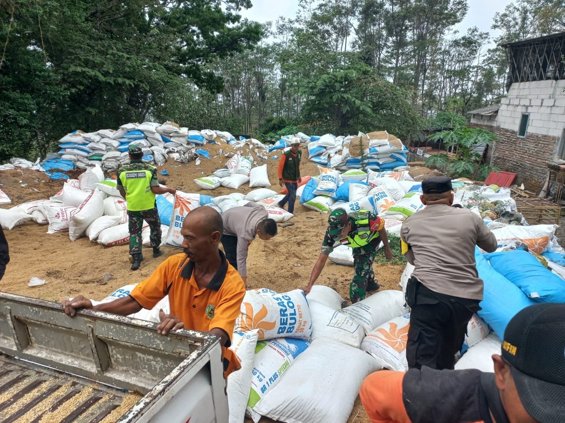 Minimalisir Kecelakaan, Koramil Pacet & Polsek Bareng Tim Relawan Pertebal Dinding Penyelamat Tikungan Gotean