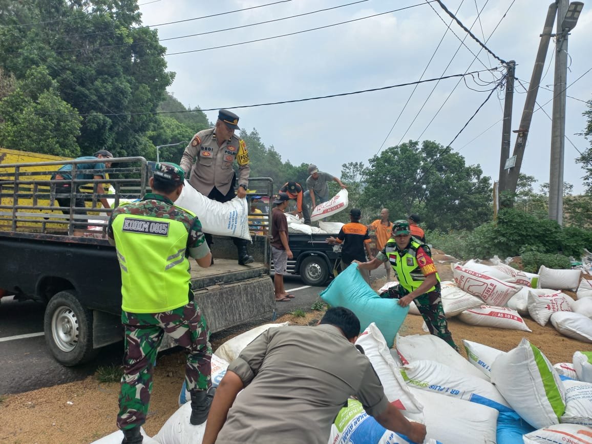 Minimalisir Kecelakaan, Koramil Pacet & Polsek Bareng Tim Relawan Pertebal Dinding Penyelamat Tikungan Gotean