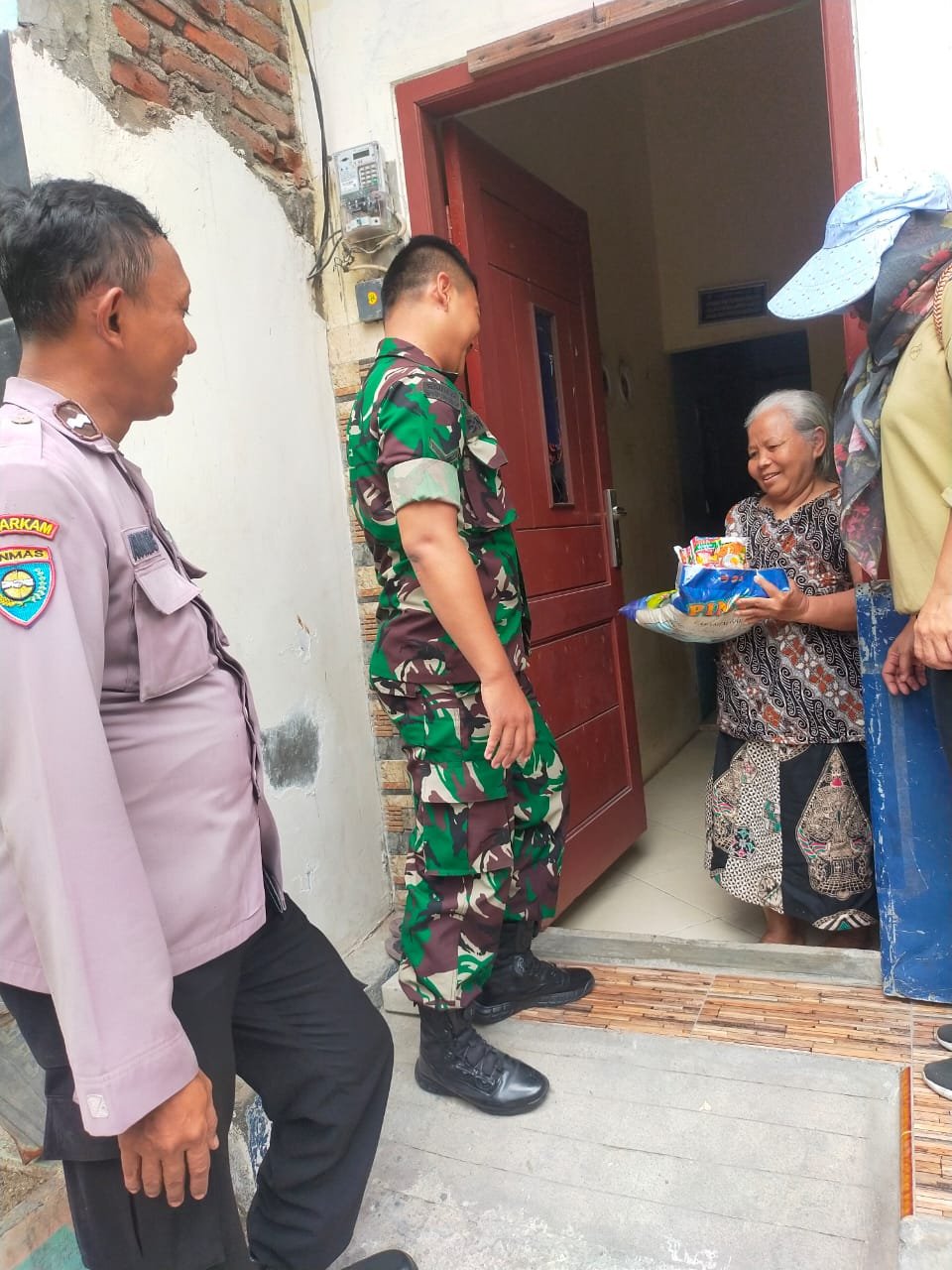 Babinsa Kandangan Ulurkan Bantuan Sembako Kepada Warga Kurang Mampu