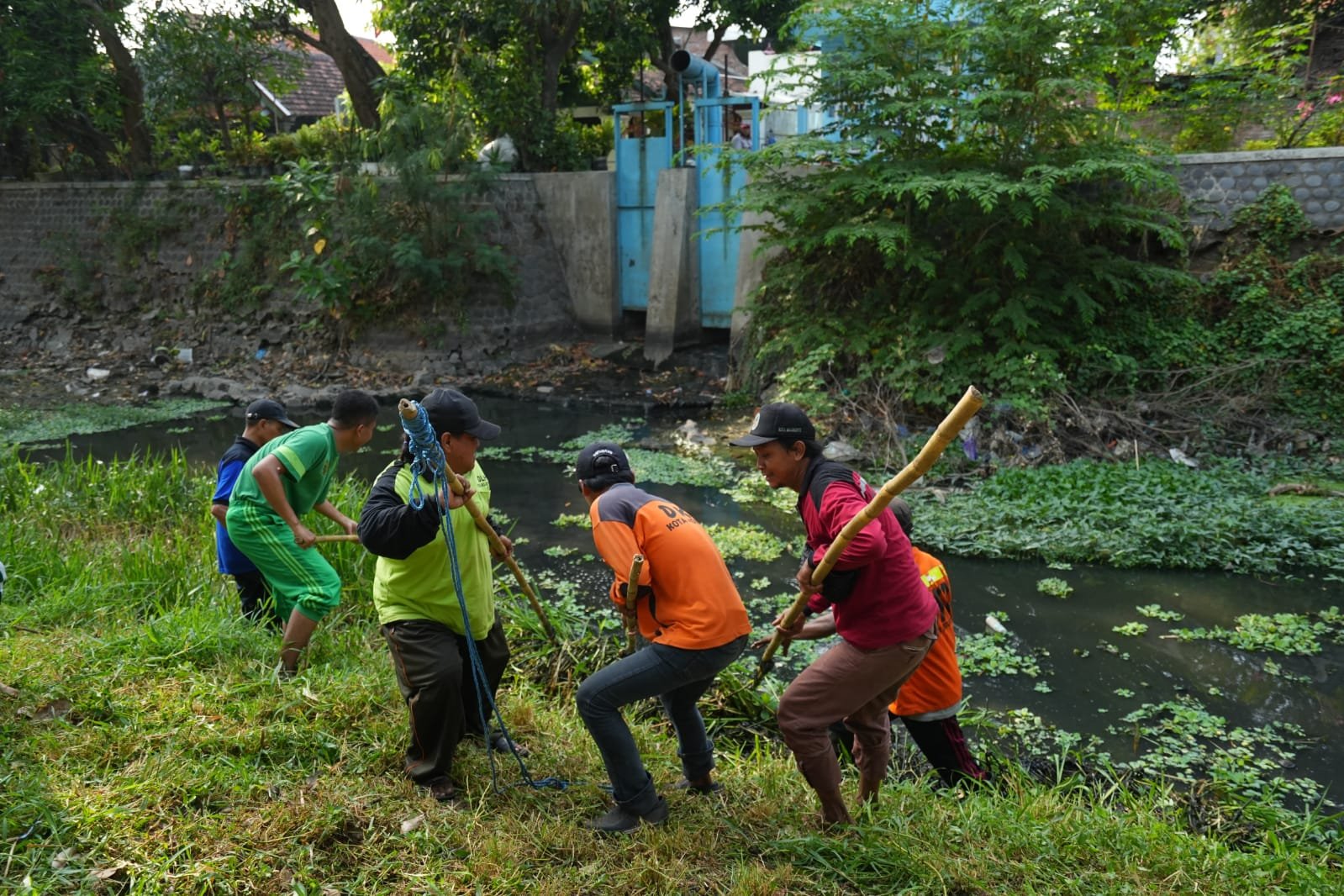 Giat ProKasih, Wali Kota Mojokerto Dan Relawan Kerja Bakti Bersihkan Aliran Sungai Sadar