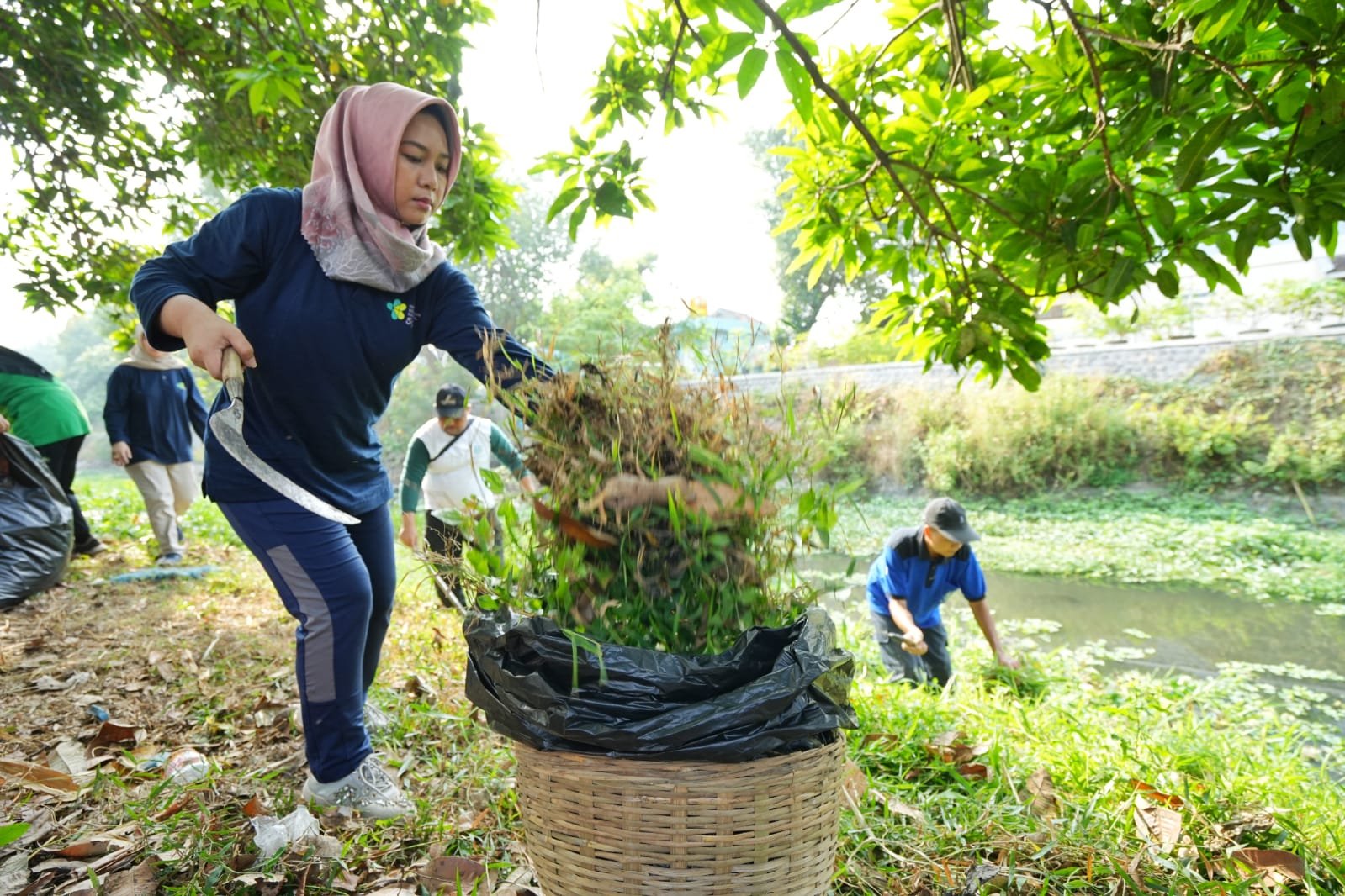 Giat ProKasih, Wali Kota Mojokerto Dan Relawan Kerja Bakti Bersihkan Aliran Sungai Sadar