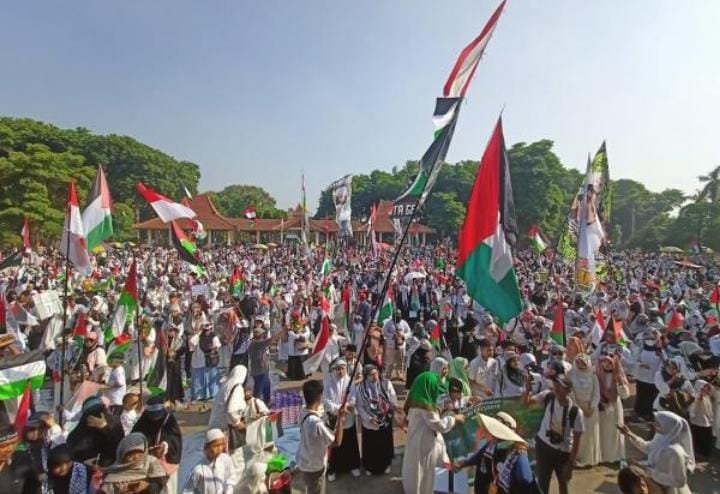 Bagikan Semangka, Ribuan Warga Sidoarjo Gelar Aksi Bela Palestina