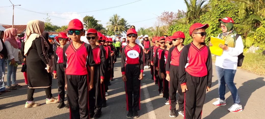 Putra Putri SDN 39 Halsel, Ikut Berpartisipasi Dalam Lomba Gerak Jalan Memperingati Hari Guru Nasional Dan HUT PGRI Ke 78