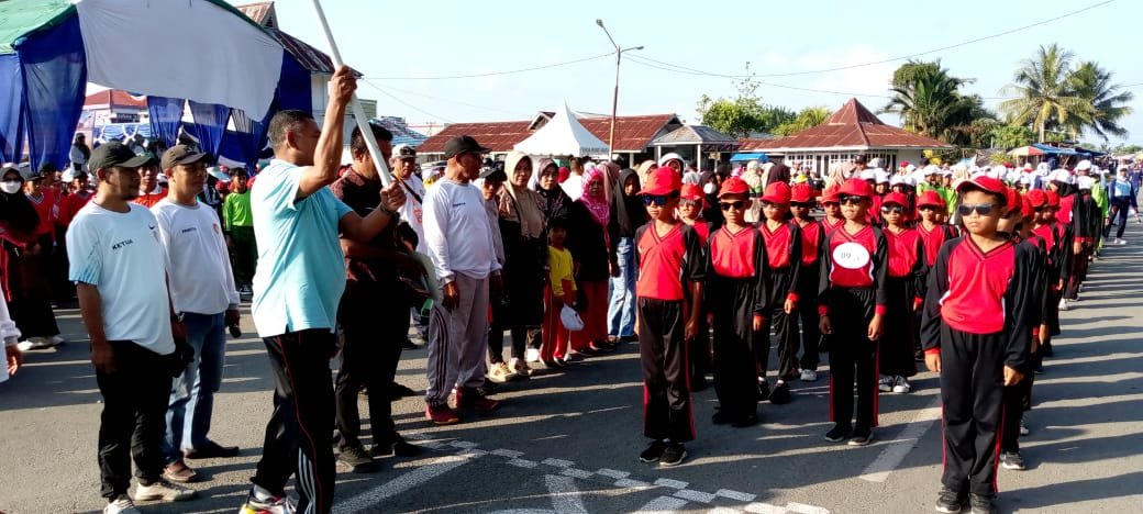 Putra Putri SDN 39 Halsel, Ikut Berpartisipasi Dalam Lomba Gerak Jalan Memperingati Hari Guru Nasional Dan HUT PGRI Ke 78