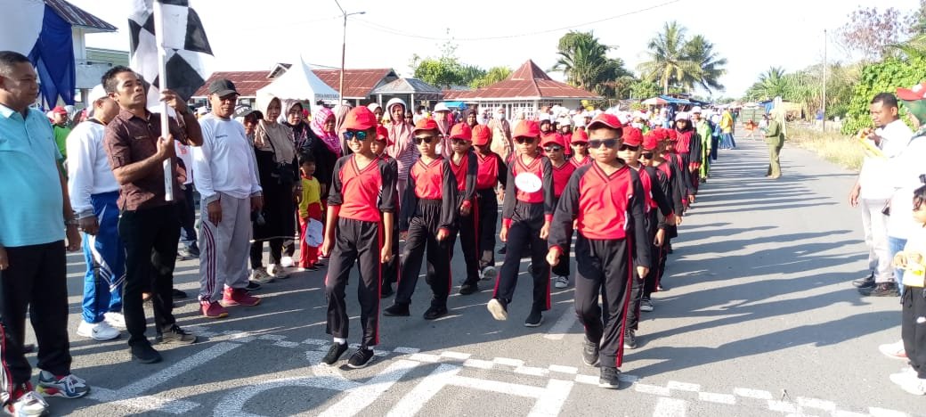 Putra Putri SDN 39 Halsel, Ikut Berpartisipasi Dalam Lomba Gerak Jalan Memperingati Hari Guru Nasional Dan HUT PGRI Ke 78