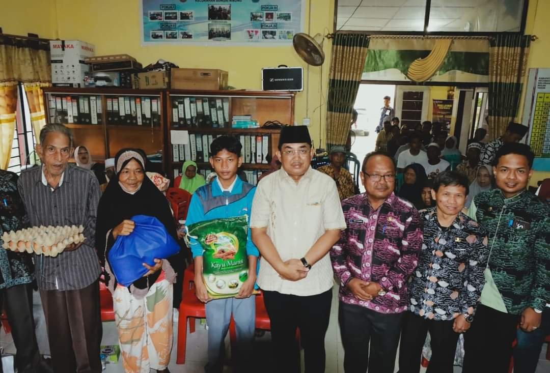 Bupati Anwar Sadat Serahkan Bantuan kepada Lansia dan Penyandang Disabilitas