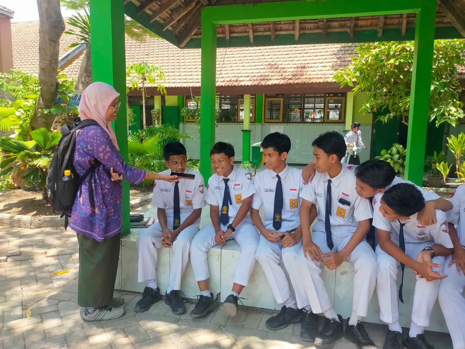 Team Green School Yang Terdiri Dari 7 Siswa Kelas 9 B ( Rizki, Evan Ega, Evan Surya, Rizal, Sultan, Lorenzo, dan Dida), Saat di Wawancara Oleh Jurnalis Media majalah global.com