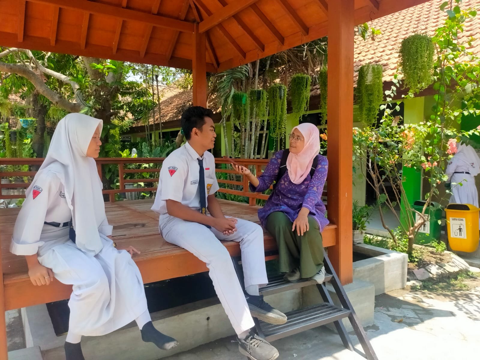 Elvina Laila Nur Amalia Dan Mohammad Helmi Fajar Nur Saat Diwawancarai Oleh Jurnalis Media majalah global. com