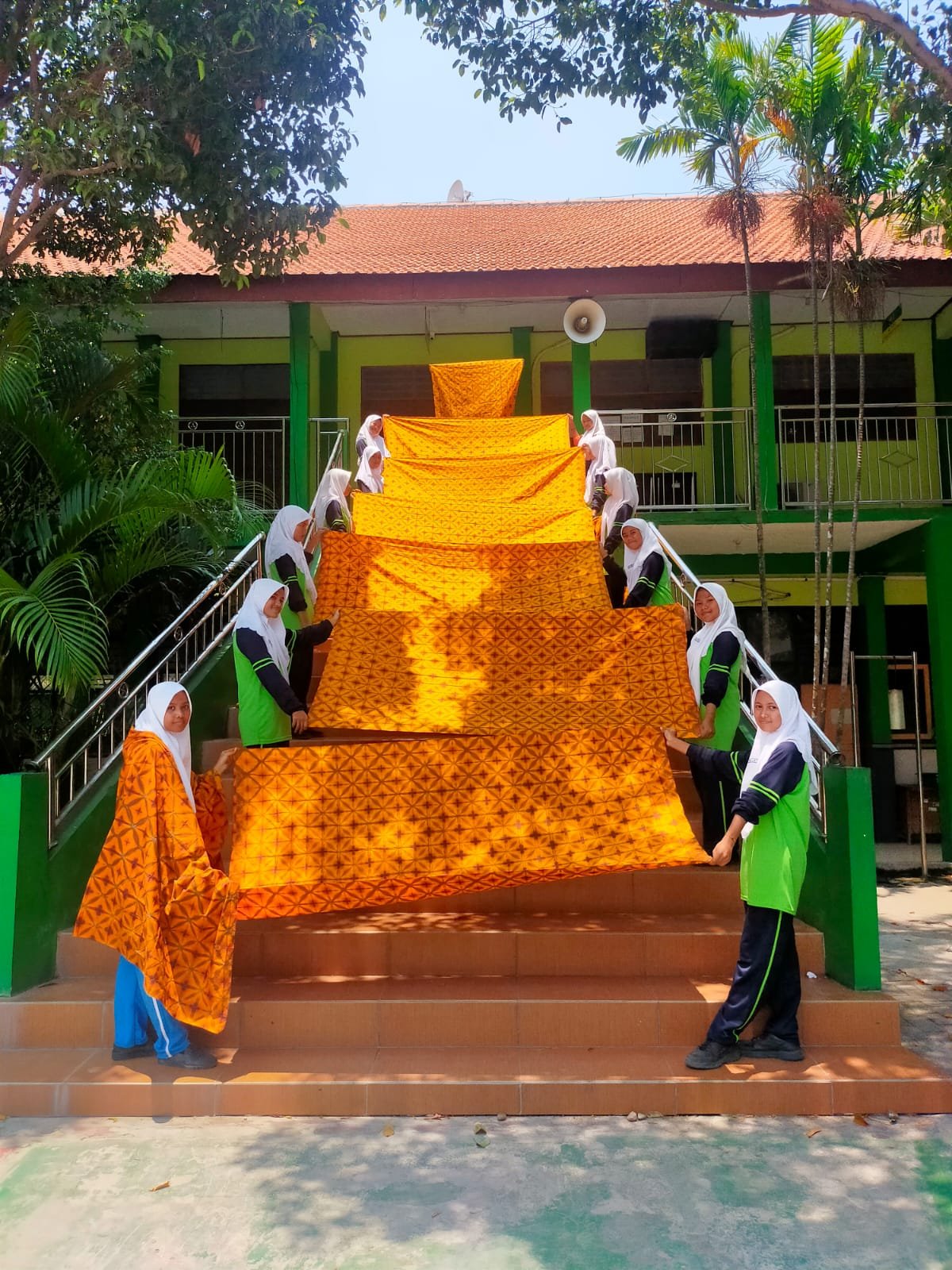Murid-murid Membuat Kain Shibori KaliPena SMPN 2 Balongbendo Sidoarjo