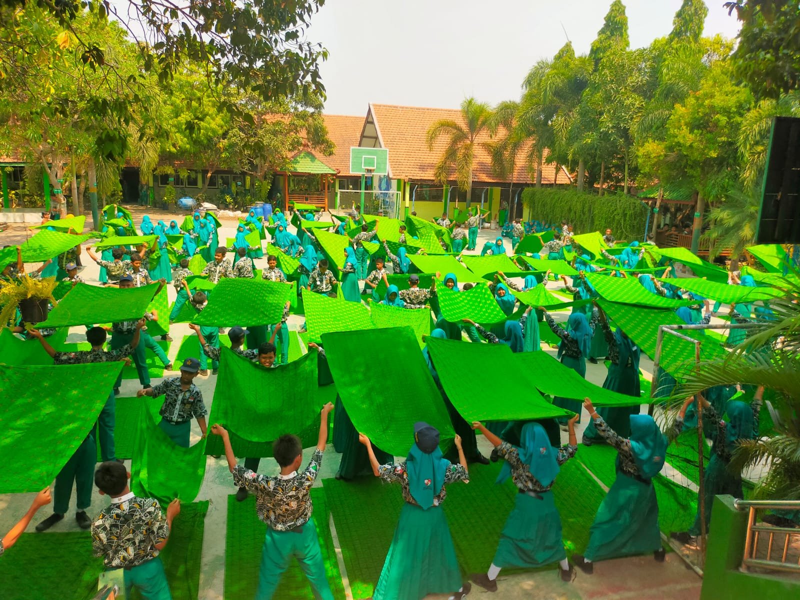 Murid-murid Membuat Kain Shibori KaliPena SMPN 2 Balongbendo Sidoarjo