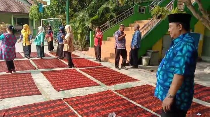 Para Dewan Guru Membentangkan Kain Shibori