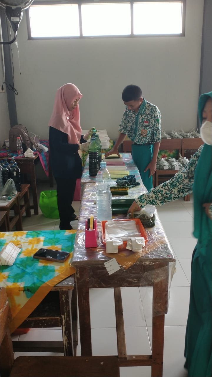 Mamik Masfufatin, S.Pd., Saat Memberikan Bimbingan Kepada Muridnya Untuk Membuat Kain Shibori