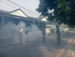 Cegah DBD, Koramil 0815/19 Magersari Bareng Denkesyah 05.04.02 Semprot Lingkungan Asrama Militer