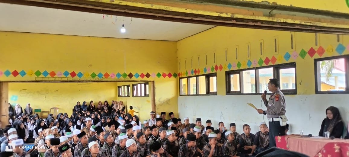 Kegiatan Jum,at Curhat di Pondok Pesantren Al Anshor  Kapolres Tebo Meminta Di Do'akan Agar Pemilu 2024 Lancar Aman Dan Damai