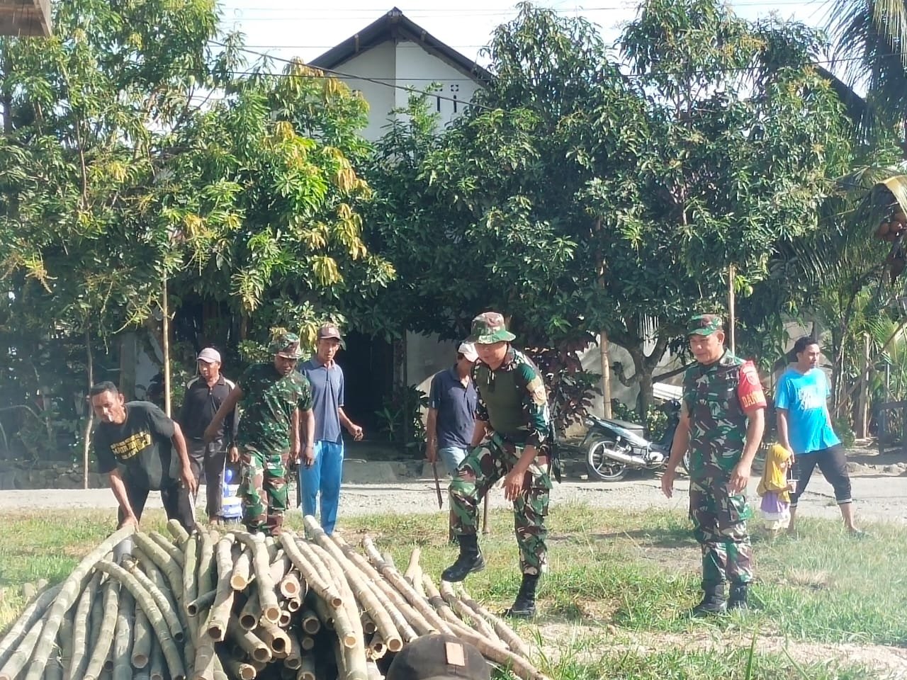 Pelaksanaan Kegiatan Jumat bersih bersama Masyarakat Kompleks Kota Popo RT 8 Di Ds. Labuha Kec. Bacan Kab. Halsel.