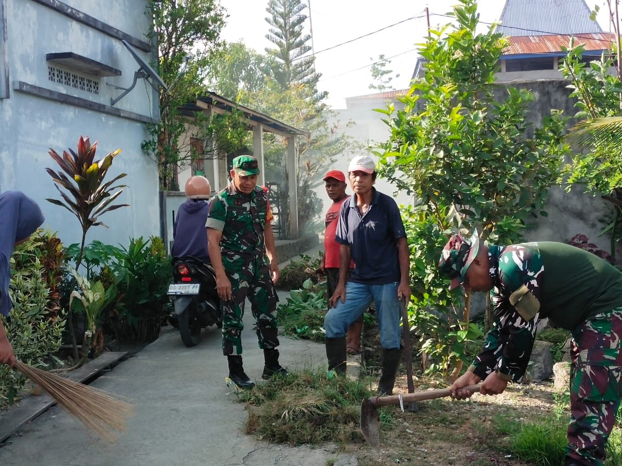 Pelaksanaan Kegiatan Jumat bersih bersama Masyarakat Kompleks Kota Popo RT 8 Di Ds. Labuha Kec. Bacan Kab. Halsel.