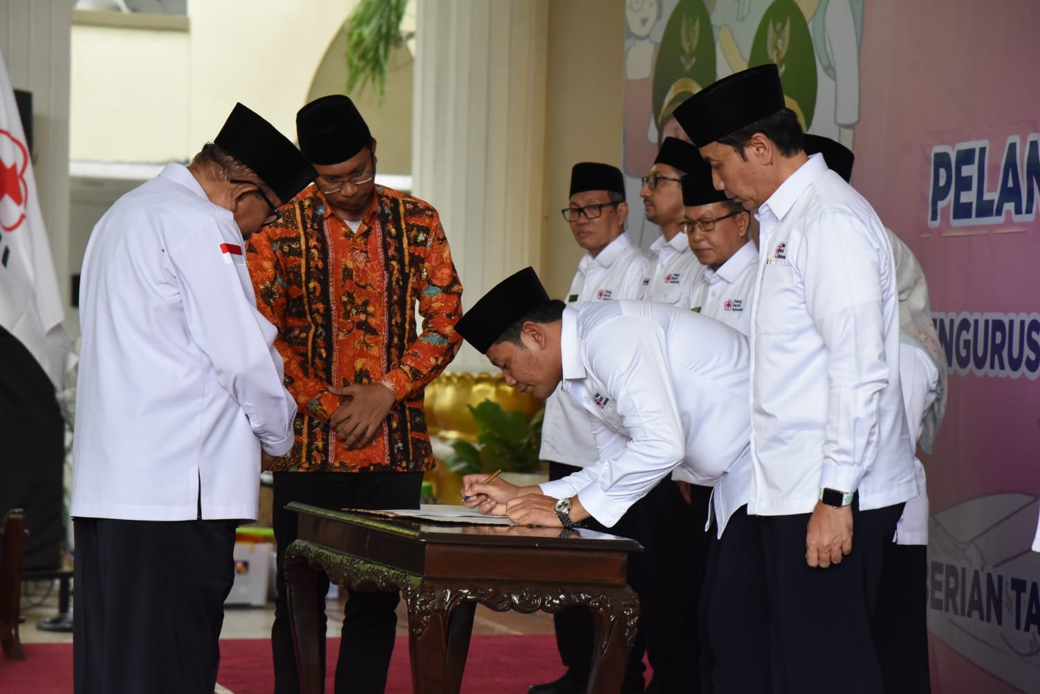 Ketua PMI Jatim Melantik Wabup Sidoarjo Sebagai Dewan Kehormatan PMI Sidoarjo