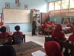 Babinsa Koramil 0815/14 Dlanggu Masuk Sekolah Beri Edukasi Pengenalan Pancasila