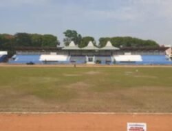 Tim Reaksi Cepat Dinas Lingkungan Hidup Bersihkan Tumpukan Sampah di Stadion Mojosari