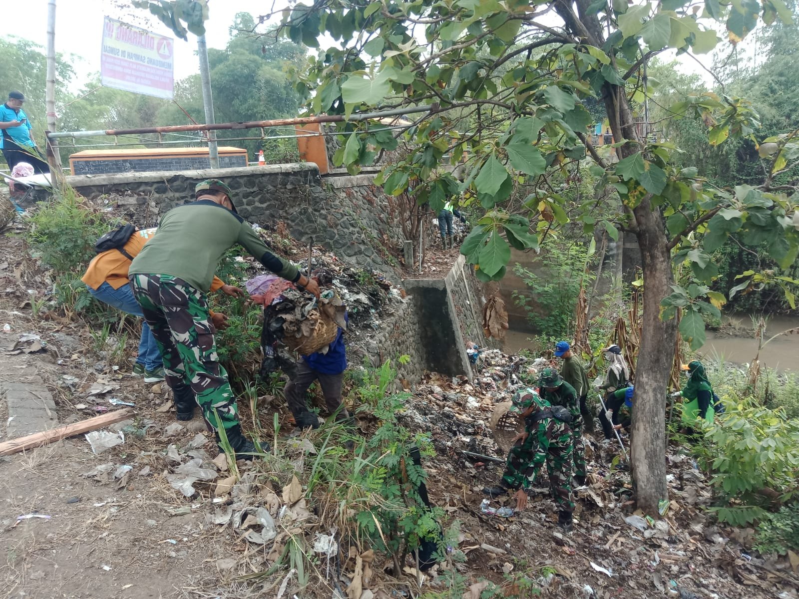 Antisipasi Banjir, Koramil 0815/09 Mojosari Bareng Forkopimcam Turun Langsung Bersihkan Sungai Gembolo