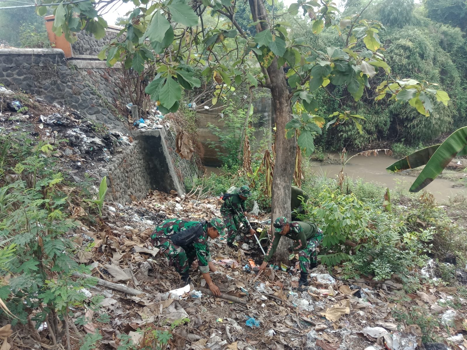 Antisipasi Banjir, Koramil 0815/09 Mojosari Bareng Forkopimcam Turun Langsung Bersihkan Sungai Gembolo