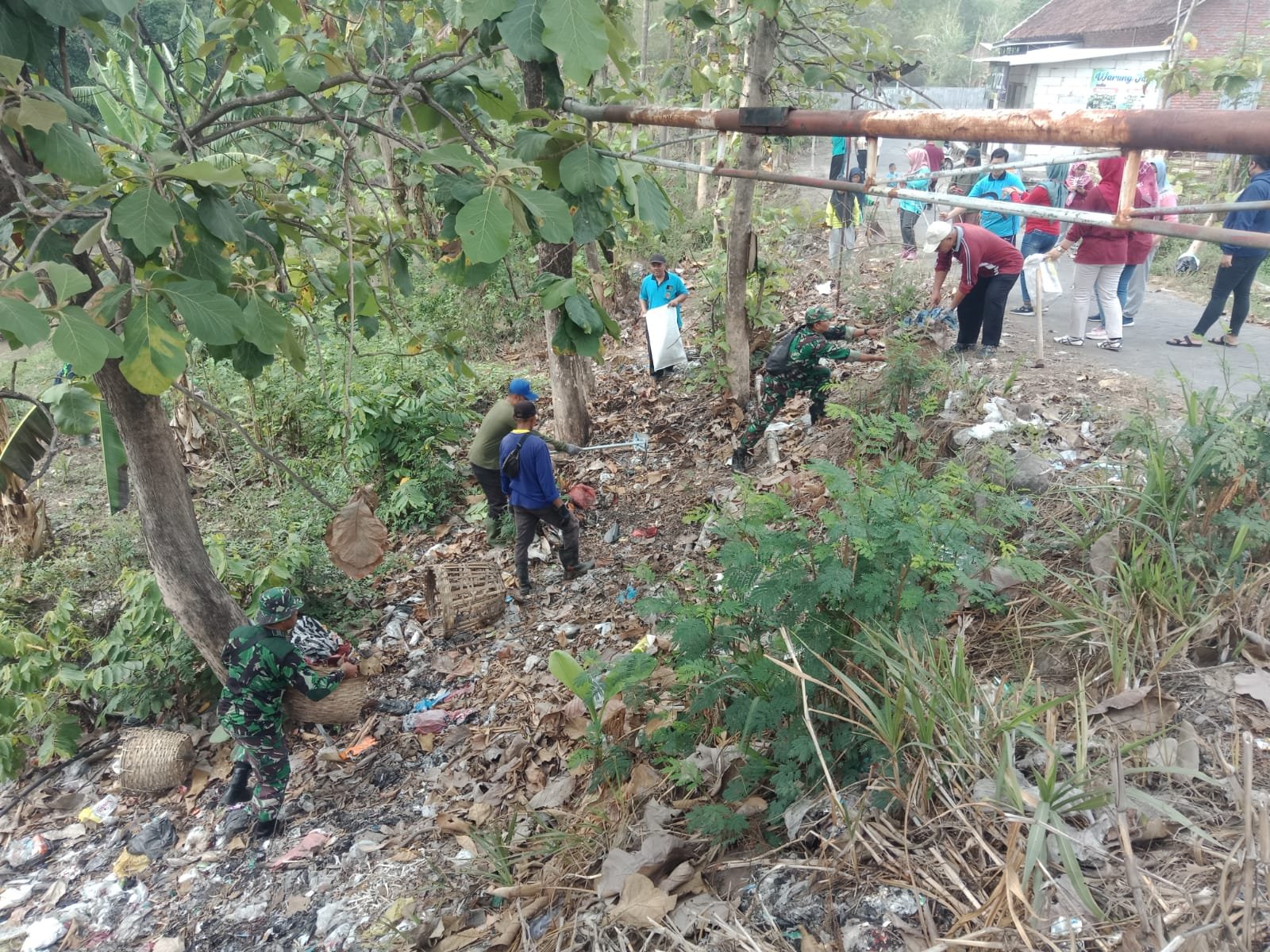 Antisipasi Banjir, Koramil 0815/09 Mojosari Bareng Forkopimcam Turun Langsung Bersihkan Sungai Gembolo