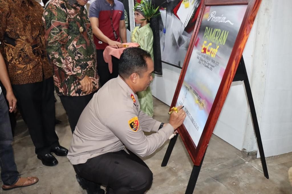 Pameran E-craf Dalam Wujud Pameran Seni Rupa Presisi : Kapolres Tebo Apresiasi Pargelaran Seni dan Budaya