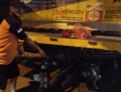 Tabrak Truk Bermuatan Baja Ringan di Mojokerto, Pemotor Asal Jombang Terluka Parah