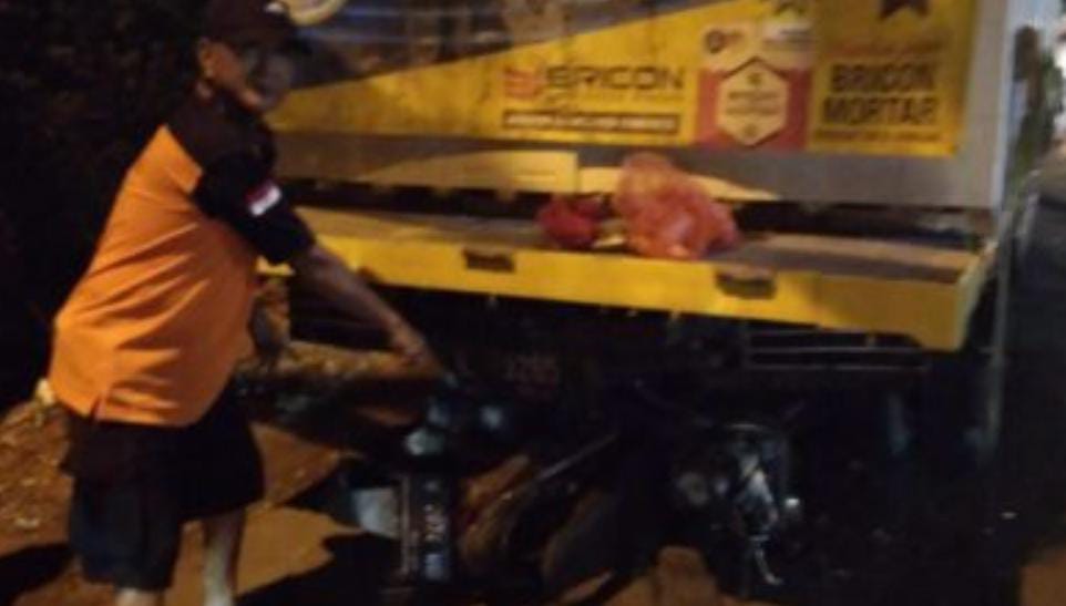 Tabrak Truk Bermuatan Baja Ringan di Mojokerto, Pemotor Asal Jombang Terluka Parah