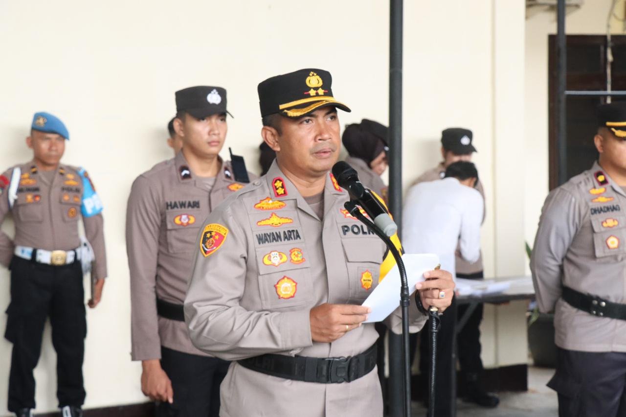 Kapolres Tebo AKBP Iwayan Arta Ariawan SH SIK MH Berikan Penghargaan Atas Dedikasi Para Personil Dalam Pengungkapan Kasus Dan Berprestasi di Bidang Olahraga