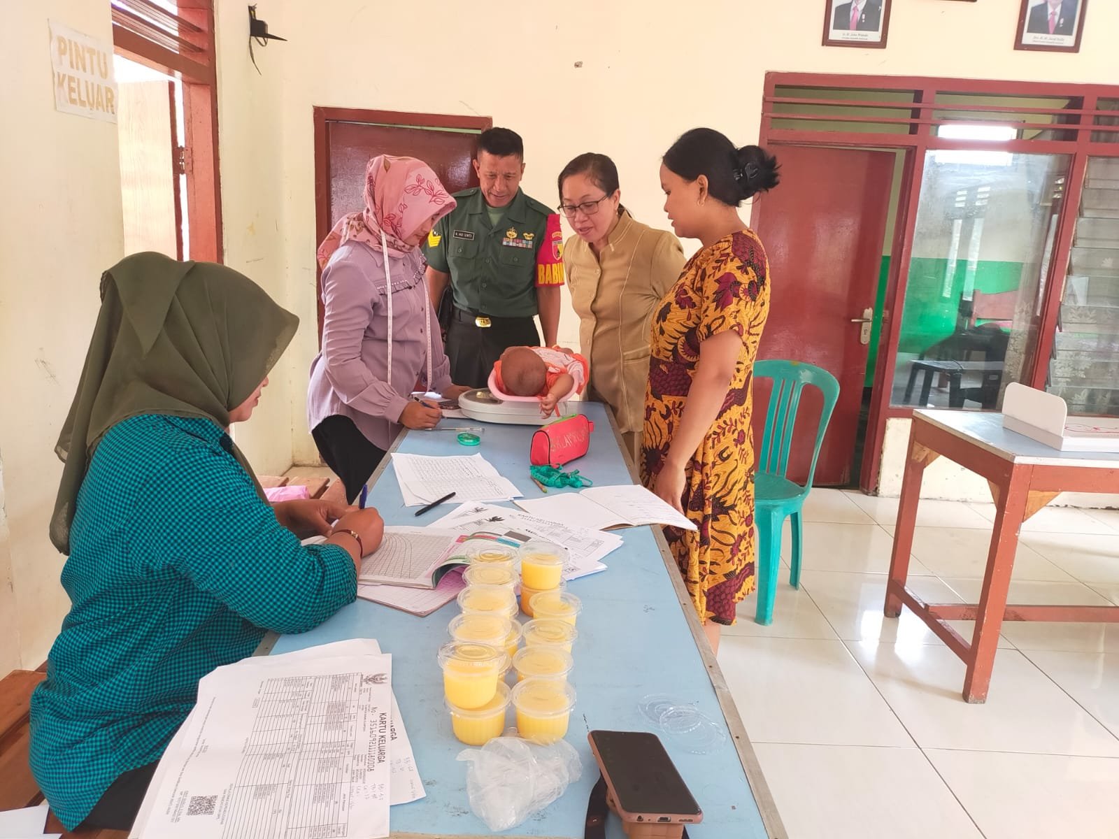 Babinsa Kedunggede Koramil Dlanggu Proaktif Dampingi Layanan Posyandu