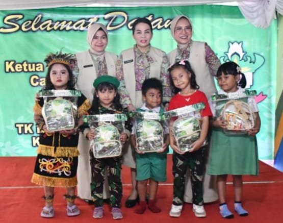 Ketua Yayasan Kartika Jaya Koordinator Korem 082/CPYJ Kunjungi TK Kartika IV-61 Trowulan