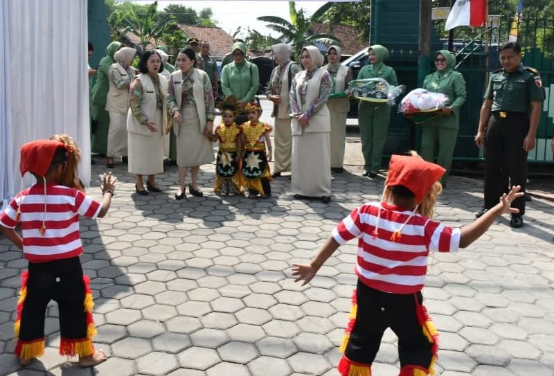 Ketua Yayasan Kartika Jaya Koordinator Korem 082/CPYJ Kunjungi TK Kartika IV-61 Trowulan
