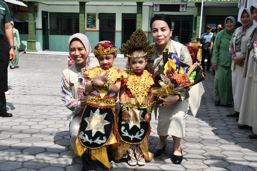 Ketua Yayasan Kartika Jaya Koordinator Korem 082/CPYJ Kunjungi TK Kartika IV-61 Trowulan