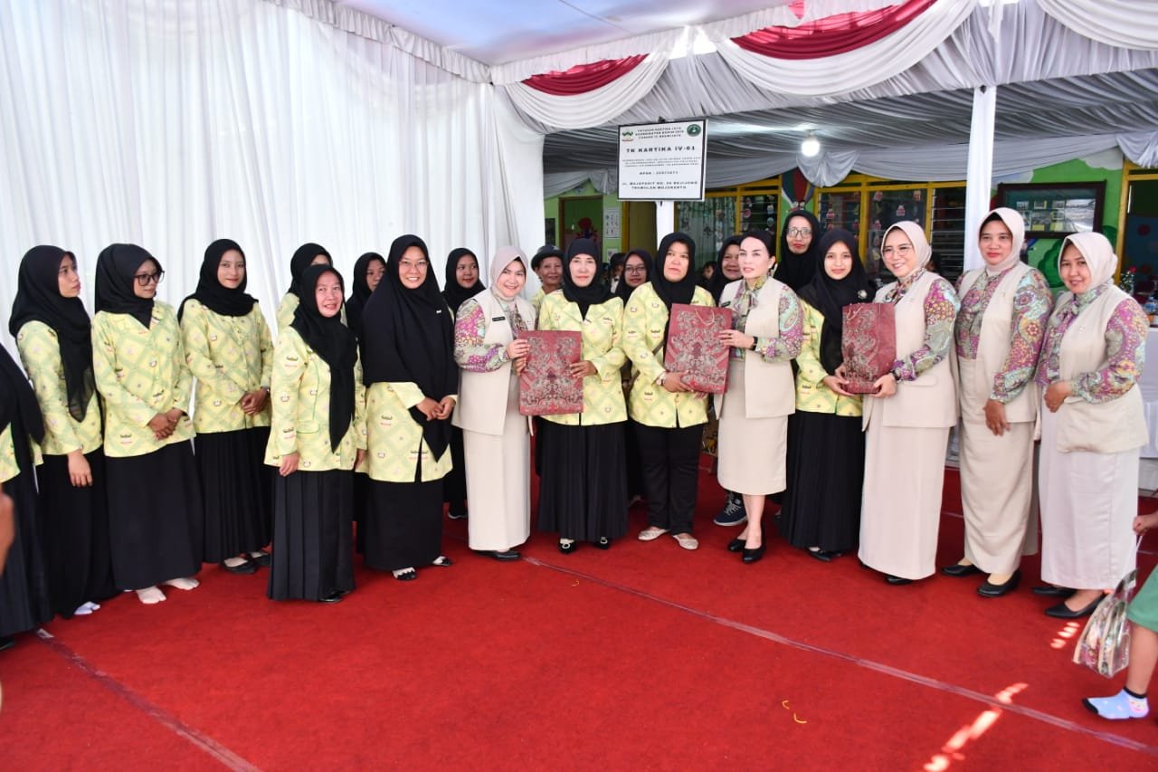 Ketua Yayasan Kartika Jaya Koordinator Korem 082/CPYJ Kunjungi TK Kartika IV-61 Trowulan